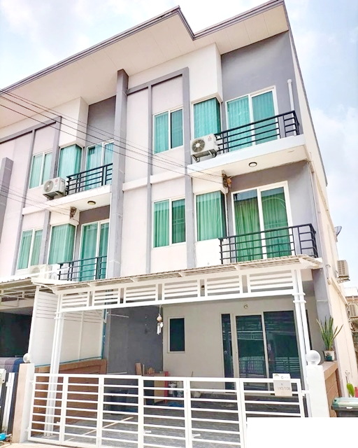 ตลาดน้ำขวัญเรียม 1.5กม. 5นอน MRTราษฎร์พัฒนา 900ม.ทาวน์โฮม 3ชั้น หัวมุม 232ตร.ม. รามคำแหง154-164 รร.นานาชาติฮีทฟิลด์ 2.8 กม.พร้อมเฟอร์