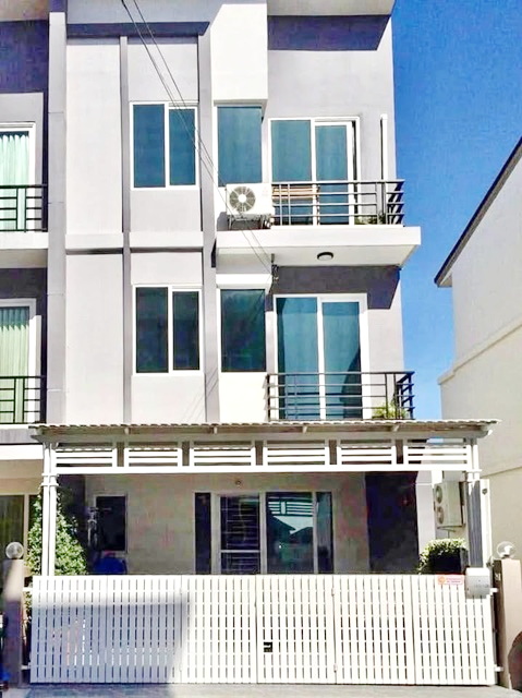 MRTราษฎร์พัฒนา 900ม รามคำแหง154-164 5นอน .ทาวน์โฮม 3ชั้น หัวมุม 230 ตร.ม. รร.นานาชาติฮีทฟิลด์ 2.8 กม.พร้อมเฟอร์ ตลาดน้ำขวัญเรียม 1.5กม.