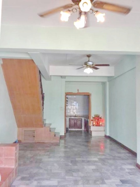 ตลาดหนามแดง 1 กม.  MRT ศรีด่าน 3.2 กม. ทาวเฮาส์ 3 ชั้น ติดถนนเมน 18 ตร.วา.220 ตร.ม.รร.นานาชาติสิงคโปร์สุวรรณภูมิ 800 ม.3 นอน 3 น้ำ 