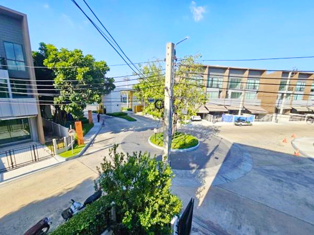 ตลาดออเงิน900ม ให้เช่าทาวน์โฮม 3ชั้น หลังมุม 25ตร.วา.MRTมัยลาภ 3.9กม.300ตร.ม. บ้านกลางเมือง  3นอน 3น้ำ สุขาภิบาล5 