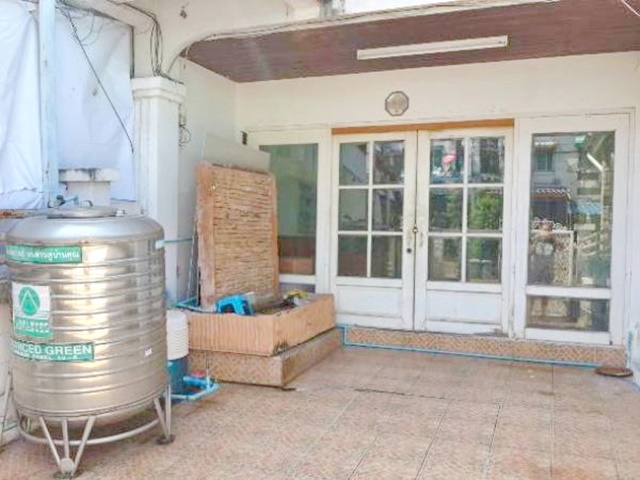 ตลาดหนามแดง 1 กม. MRT ศรีด่าน 3.2 กม. ทาวเฮาส์ 3 ชั้น ติดถนนเมน 19 ตร.วา.229 ตร.ม. รร.นานาชาติสิงคโปร์สุวรรณภูมิ 800 ม.3 นอน 3 น้ำ