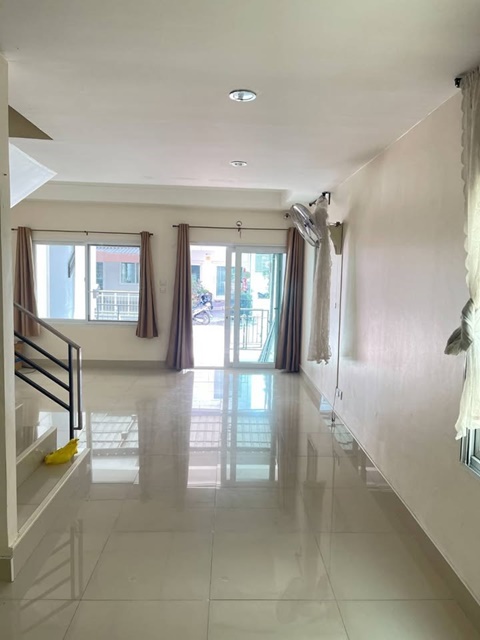 สามวา MRT มีนบุรี 1.4 กม.ทาวน์เฮาส์ 2 ชั้น 20 ตร.วา.160ตร.ม 3นอน 2น้ำ ตลาดนัดจตุจักร 2 มีนบุรี 800 ม. ถ.สุวินทวงศ์ สามวา