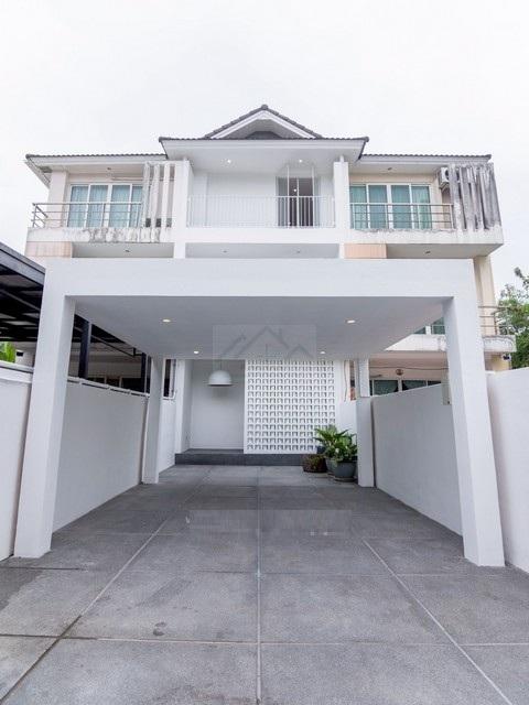 ขายทาวน์โฮม 3 ชั้น 37 ตรว. ย่านรัชดาภิเษก36 รีโนเวทใหม่ เดินระบบน้ำไฟใหม่หมด ใกล้รถไฟฟ้า 3 สาย