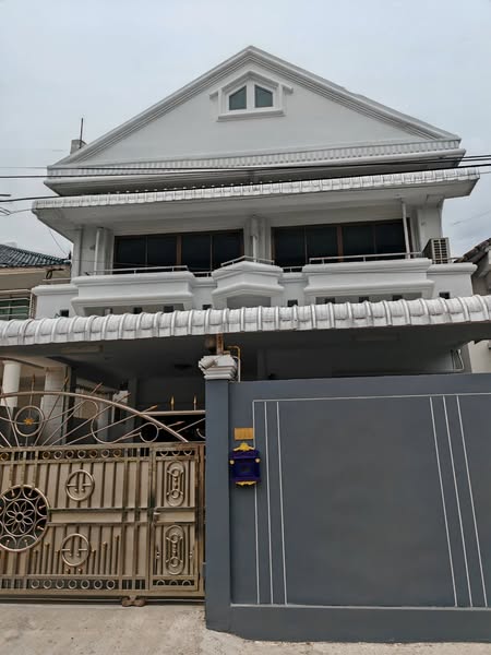 ให้เช่าบ้านเดี่ยว 2 ชั้นครึ่ง (มีดาดฟ้า) 6 ห้องนอน ซอยลาดพร้าว42 เฟอร์นิเจอร์และเครื่องใช้ไฟฟ้าครบชุด พร้อมอยู่ 