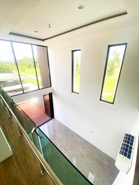 พระจอมเกล้าธนบุรี 1.4 กม ให้เช่าบ้านเดี่ยว 2 ชั้น 55 ตร.วา พุทธบูชา 40-46 3 นอน .220 ตร.ม.ม.4 น้ำ  บิ๊กซี ประชาอุทิศ 3.1 กม