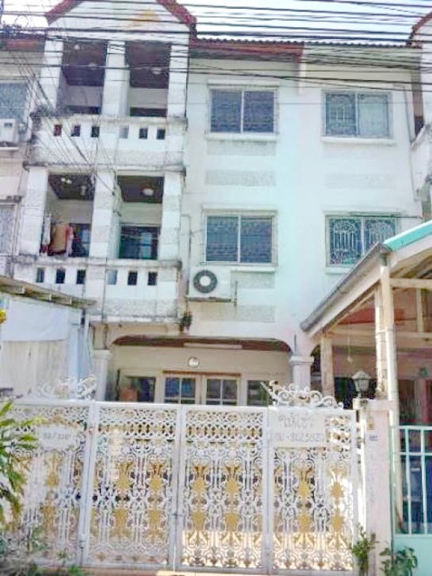 ตลาดหนามแดง 1 กม. MRT ศรีด่าน 3.2 กม. ทาวเฮาส์ 3 ชั้น ติดถนนเมน 19 ตร.วา.229 ตร.ม. รร.นานาชาติสิงคโปร์สุวรรณภูมิ 800 ม.3 นอน 3 น้ำ 