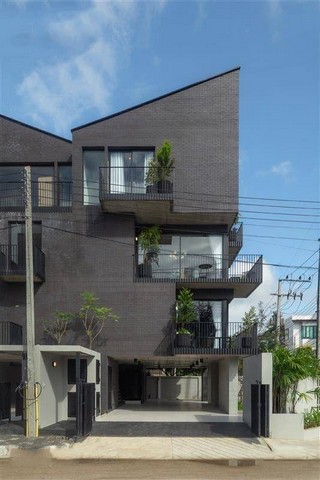 ทาวน์โฮม ดีไซน์โดดเด่น ตกแต่งสไตล์ลอฟ์ท ใกล้เซ็นทรัลเฟส 