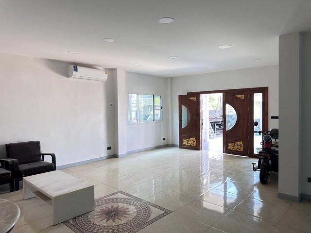 ขายโกดังพร้อมสำนักงาน และที่พักอาศัยคนงาน มีบ้าน 2 ชั้น วัดศรีวารีน้อย บางพลี