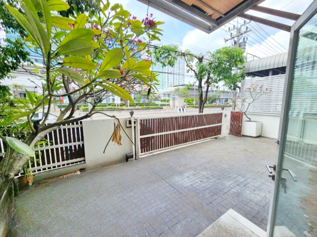 ใกล้รถไฟฟ้า BTS ม.เกษตรศาสตร์ เพียง 480ม. พหล ออฟฟิศหรู คฤหาสน์ 4ชั้น 52ตร.วา 422ตร.ม. 5นอน6น้ำ