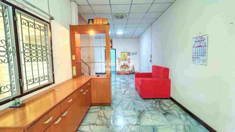 ขายทาวน์เฮ้าส์ 2 ชั้น ขนาด 20 ตารางวา โครงสร้างแข็งแรง สร้างอิฐมอญแดงทั้งหลัง ใกล้ รถไฟฟ้าMRT พร้อมที่จอดรถ