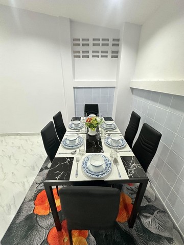 ทาวน์เฮาส์ ชั้นเดียว พิกัด เขาน้อย ซอย 5  ขนาด 24 ตรว.  รีโนเวทใหม่ทั้งหมด พร้อมเฟอร์นิเจอร์