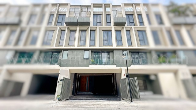 ทาวน์โฮม เธอ ลาดพร้าว 93 ระดับ Luxury 3.5 ชั้น มีลิฟต์ในตัว 