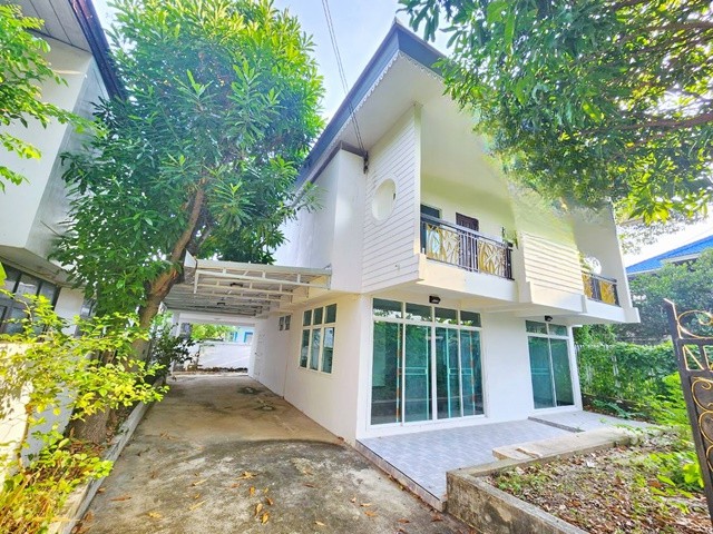 อ่อนนุช เฟอร์ครบ สุขุมวิท71 BTS พระโขนง 1.24กม.บ้านเดี่ยวใหญ่มาก 2ชั้น 75ตร.วา  บิวท์อินท์ 3นอน 3น้ำ 295ตร.ม. ปรีดี พนมยงค์ 8-16  