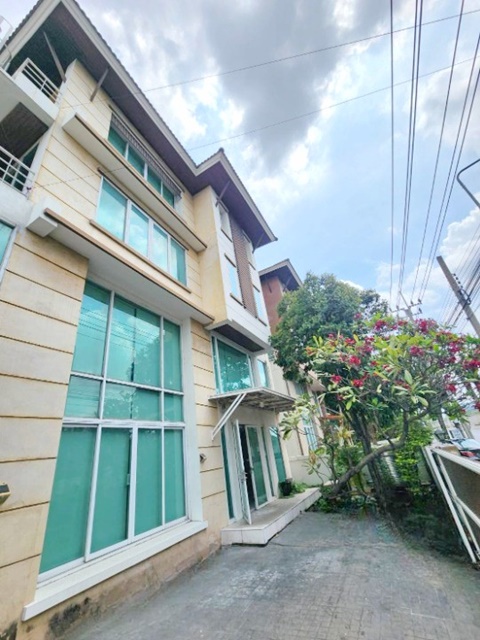 คฤหาสน์ 4ชั้น 52ตร.วา ใกล้รถไฟฟ้า BTS ม.เกษตรศาสตร์ เพียง 480ม. พหล ออฟฟิศหรู 422ตร.ม. 5นอน6น้ำ