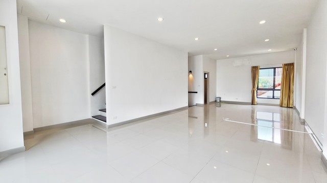 อาคารพาณิชย์ พรีเมี่ยมเพลส เกษตร-นวมินทร์   50000 THB 3 Bedroom 0 ไร่ 0 ngan 24 sq.wa พร้อมเข้าอยู่ กรุงเทพ