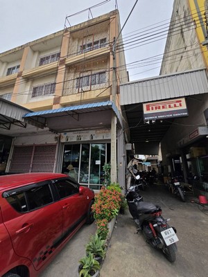 ทำเลการค้า! หลังมุมหาไม่ได้แล้ว มีพื้นที่จอดรถเพิ่ม!! ขายอาคารพาณิชย์ 3.5 ชั้น บีแอลพลาซ่า พุทธมณฑลสาย 5 ซอย 4 ใจกลางอ้อมน้อย