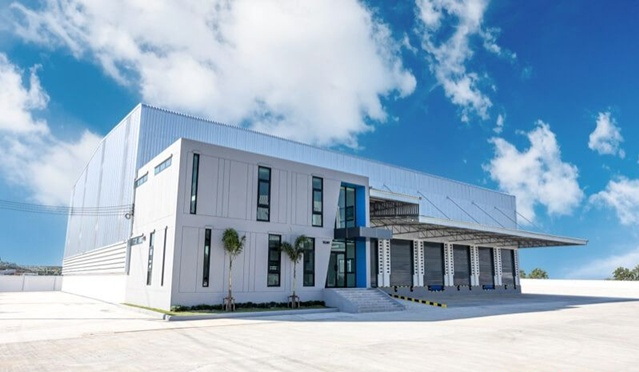 ตลาดรวยทรัพย์ 1.9 กม. ให้เช่าโกดัง พร้อมออฟฟิศ 2 ชั้น 1,956ตรม. 489ตรว.6 น้ำ สนามบินสุวรรณภูมิ14 กม. รพ.จุฬารัตน์5 3.8 กม. 