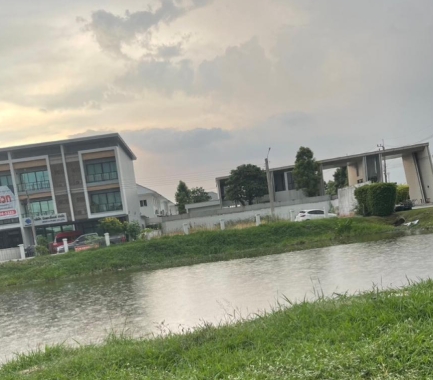 ให้เช่าที่ดิน 132 ตร.ว. ติดถนนใหญ่ ถนนกาญจนาภิเษก ประเวศ หน้าหมู่บ้านชวนชื่น-อุดมสุข