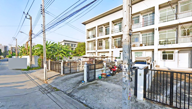 MRT แฟชั่น 400ม. นพรัตนราชธานี 1.1กม. ให้เช่าทาวน์โฮม 3ชั้น 19ตร.วา. 4นอน 3 น้ำ รร.นานาชาติกลอรี่สิงคโปร์ 3.9 กม. ซ.รามอินทรา 89-99 