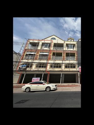 อาคารพาณิชย์ 3 ชั้นครึ่ง 2 คูหาสุดท้าย เหมาะสำหรับทำธุระกิจการค้า ริมถนนมิตรภาพ โคราช น้ำไม่ท่วม  หลังตลาดเซฟวัน เหมาะสำหรับทำธุรกิจร้านค้า