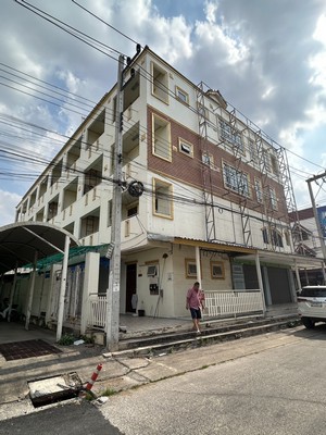 อาคารพาณิชย์ 3 ชั้นครึ่ง 2 คูหาสุดท้าย เหมาะสำหรับทำธุระกิจการค้า ริมถนนมิตรภาพ โคราช น้ำไม่ท่วม  หลังตลาดเซฟวัน เหมาะสำหรับทำธุรกิจร้านค้า