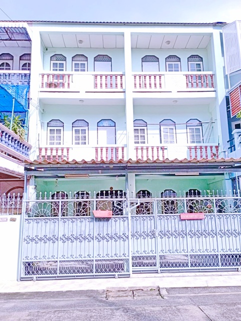 รร.อนุบาลนานาชาติบลูมมิ่งบัด 350 มใจกลางเมือง 6 นอน 4 น้ำ 46 ตร.วา.ทาวน์เฮ้าส์ 3 ชั้น 2 คูหา .เหมาะกับอยู่อาศัยหรือทำเป็นออฟฟิศ  Airbnbได้ 