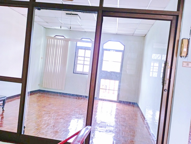 รร.อนุบาลนานาชาติบลูมมิ่งบัด 350 มใจกลางเมือง 6 นอน 4 น้ำ 46 ตร.วา.ทาวน์เฮ้าส์ 3 ชั้น 2 คูหา .เหมาะกับอยู่อาศัยหรือทำเป็นออฟฟิศ  Airbnbได้