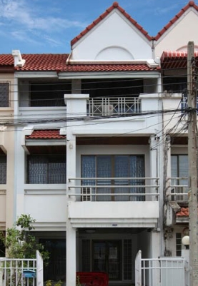  ให้เช่าทาวน์โฮฒ 3 ชั้น หมู่บ้านสายลม ซอย 3 ถ.แจ้งวัฒนะ