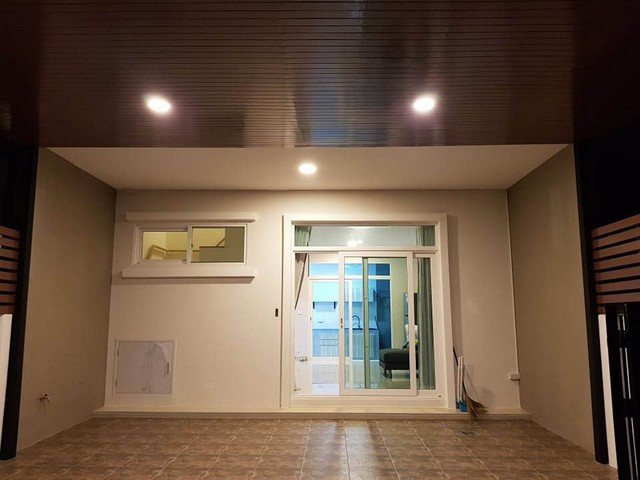 ให้เช่าทาวโฮมใกล้ทางด่วนสองฝั่ง คือ ทางยกระดับอุตราภิมุก(โทลเวย์) และ ทางด่วนศรีสมาน  หลังมุม  โครงการ คิว ดิสทริค กัสโต้ ดอนเมือง-สรงประภา 