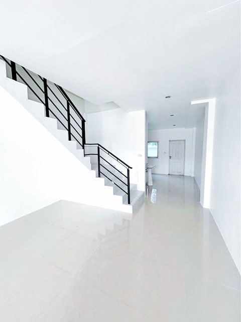 ให้เช่าทาวน์โฮม 3ชั้น MRT แฟชั่น 400ม. นพรัตนราชธานี 1.1กม.19ตร.วา. 4นอน 3 น้ำ รร.นานาชาติกลอรี่สิงคโปร์ 3.9 กม. ซ.รามอินทรา 89-99