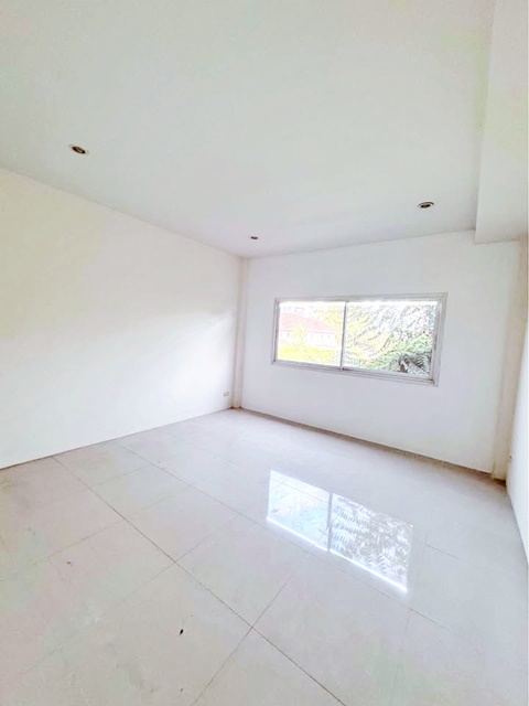 ให้เช่าทาวน์โฮม 3ชั้น 20ตร.วา. ซ.รามอินทรา 89-99  MRT แฟชั่น 400ม.4นอน 3 น้ำ รร.นานาชาติกลอรี่สิงคโปร์ 3.9 กม.  นพรัตนราชธานี 1.1กม.