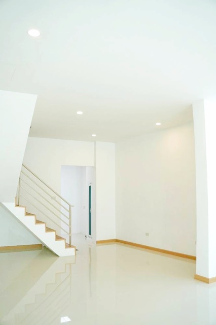 BTS อุดมสุข 400ม. สุขุมวิท101-103 รีโนเวทใหม่ ขายทาวน์โฮม 3 ชั้น 3นอน 3น้ำ  26 ตร.วา. 165ตร.ม.ย่านธุรกิจ พณิชยการบางนา 2.2 กม.