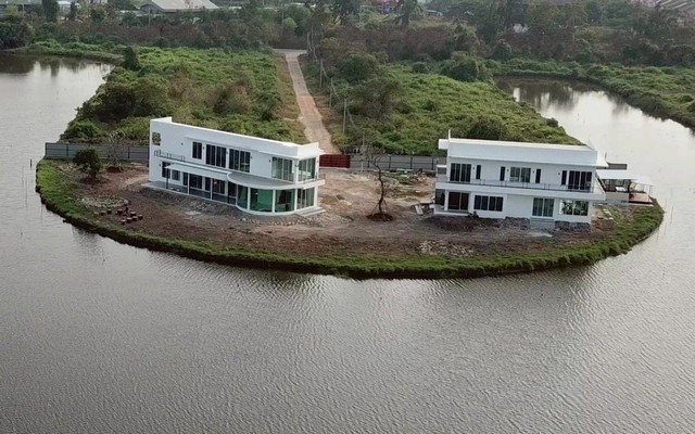 ขายบ้านเดี่ยว 2 หลังใหญ่ ติดสนามกอล์ฟ ในสนามกอล์ฟ บางปูกอล์ฟแอนด์สปอร์ต ต.แพรกษาใหม่ อ.เมือง จ.สมุทรปราการ 