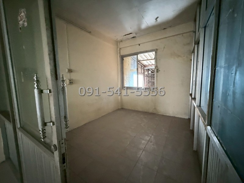 ขายตึกแถว 3 ชั้น เนื้อที่ 21.5 ตร.ว ริมถนน ซ.นนทบุรี46 ถ.สนามบินน้ำ ห้องโถงขนาดใหญ่ทั้งด้านหน้าและด้านหลังทุกชั้