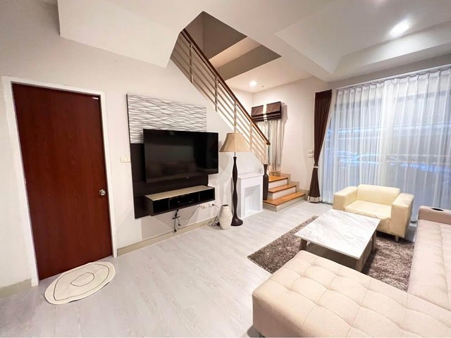 ให้เช่าทาว์นโฮม บ้านกลางเมือง พระราม 9 - วงแหวน สใตลล์ contemporary ใกล้ Wellington College