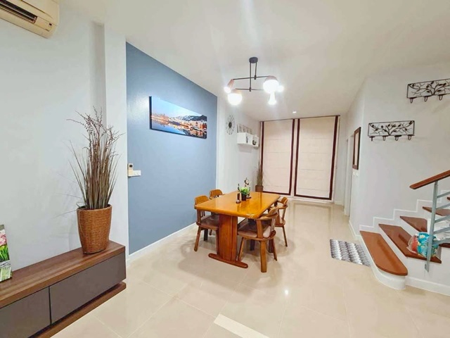 ศรีนุช 1.8 กม. ให้เช่าทาวน์เฮาส์ 3 ชั้น 19 ตร.วา.230 ตร.ม.MRT สายสีเหลือง  ศรีนครินทร์ 20-26 ธัญญาพาร์ค 1.3 กม.  พร้อมเฟอร์ 3 นอน 3 น้ำ