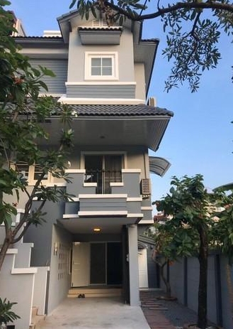 ให้เช่าและขายทาวน์โฮม 3.5 ชั้น หลังมุม หมู่บ้านเน็พปาร์ค ซอยประเสริฐมนูญกิจ29 
