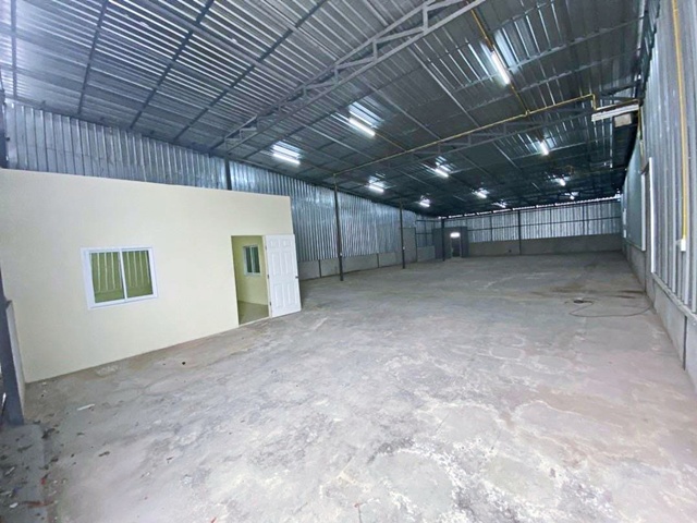 รถบรรทุกเข้า-ออกสะดวก ให้เช่าโกดัง บางน้ำจืด ตลาดนัดโพธิ์แจ้ 4.1 กม. 336 ตร.ม.รร.ทานตะวันไตรภาษา 3.2 กม.