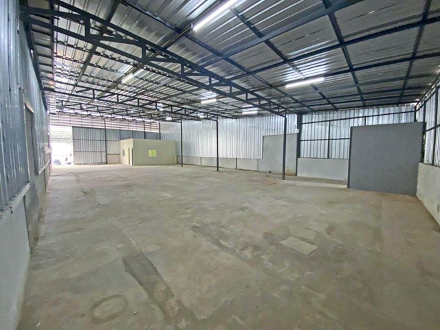 ตลาดนัดโพธิ์แจ้ 4.1 กม.ให้เช่าโกดัง บางน้ำจืด 341ตร.ม. รร.ทานตะวันไตรภาษา 3.2 กม.ที่จอดรถกว้าง รถบรรทุกเข้า-ออกสะดวก 