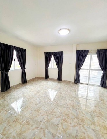 ขายบ้านดีบ้านสวยถือกระเป๋าพร้อมเข้าอยู่ หมู่บ้านโชติกา ซอยเทศบาล5  เนื้อที่  25   ตรวหลังริมมีพื้นที่ด้านข้าง 3 นอน  2 ห้องน้ำ