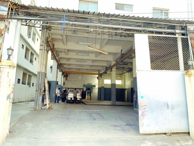 ประตูใหญ่ รถใหญ่ 10 ล้อ บางขุนเทียน ใหม่ ให้เช่าโกดัง โรงงาน 505 ตร.ม. บางบอน1  MRT บางแค 5.2กม. จอดรถได้หลายคัน 