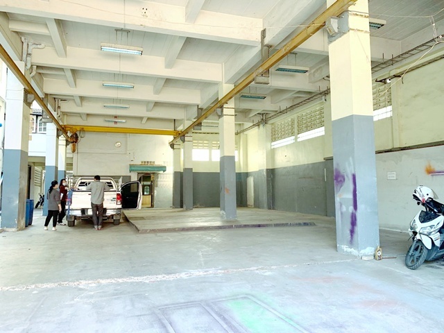 ประตูใหญ่ รถใหญ่ 10 ล้อ บางขุนเทียน ใหม่ ให้เช่าโกดัง โรงงาน 505 ตร.ม. บางบอน1  MRT บางแค 5.2กม. จอดรถได้หลายคัน