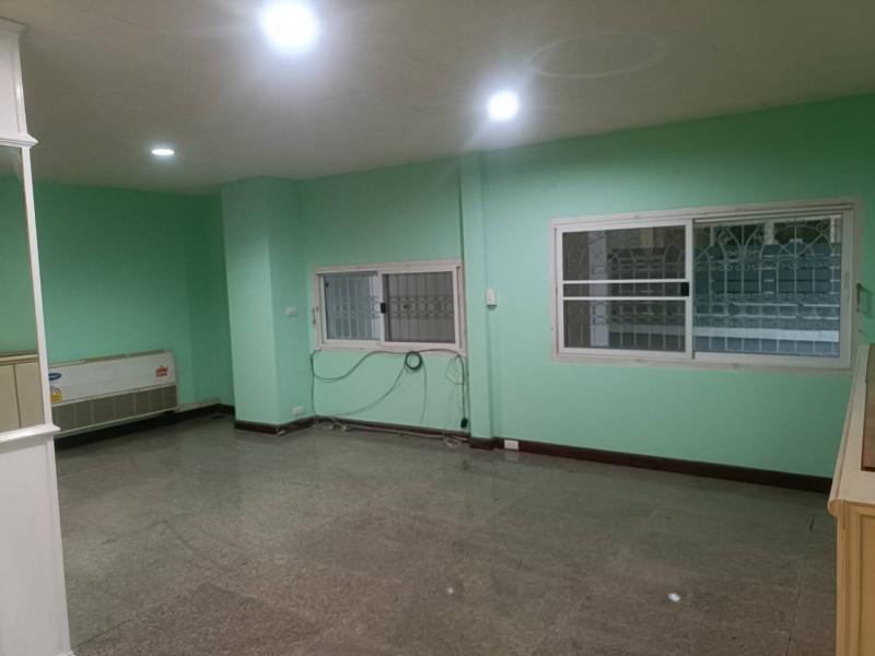 ให้เช่าบ้านสวย2 ชั้น 60วา 3ห้องนอน 3ห้องน้ำ เฟอร์บางส่วน ถนนเฉลิมพระเกียรติ ร.9 สวนหลวง