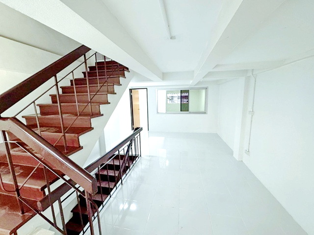 รามอินทรา61-67 MRT วัชรพล 1.2 กม.ให้เช่าทาวน์โฮม 3.5 ชั้น 18 ตร.วา.220 ตร.ม.รร.นานาชาติกีรพัฒน์ 2.3 กม.3 นอน 2 น้ำรพ.สินแพทย์ 3.3 กม.