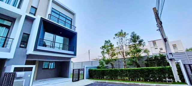 ไบรท์ตัน คอลเลจ 600ม ย่านคนรวยพันล้าน กรุงเทพกรีฑา รักสัตว์ ทาวน์โฮม 3ชั้น หลังมุม 36ตร.วา. 246ตร.ม ศรีนครินทร์ 3นอน  APLบ้านทับช้าง 2.5กม