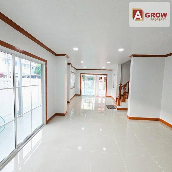 หมู่บ้านปิยวรารมย์ 1 ถนนบางกรวย-ไทรน้อย บ้านหลังมุมถนนเมน ทำเลค้าขาย ตกแต่งพร้อมอยู่