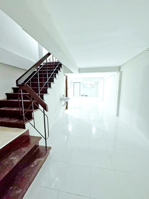 ตลาดถนอมมิตร 600ม. MRT วัชรพล 1.2 กม.ให้เช่าทาวน์โฮม 3.5 ชั้น 20 ตร.วา.รพ.สินแพทย์ 3.3 กม.221ตร.ม.รามอินทรา61-67