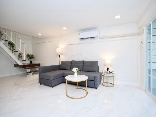 P553 ขายทาวน์เฮ้าส์ ซอยลาดพร้าว 91 รีโนเวทใหม่ ใกล้ MRT สถานีมหาดไทย ใกล้โรงพยาบาลลาดพร้าว เดินทางสะดวก