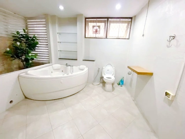 ให้เช่าบ้านเดี่ยว 2 ชั้น ทาวน์อินทาวน์ เลียบด่วนเอกมัย รามคำแหง 19-23 139ตร.ว. จอดรถได้ 7 คัน  บิ๊กซี หัวหมาก 1.2 กม. เดอะไนน์ พระราม 9 5กม.