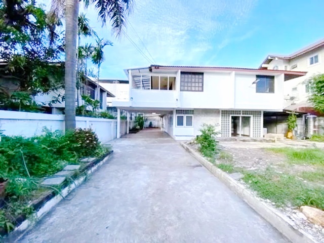 จอดรถได้ 7 คัน  บิ๊กซี หัวหมาก 1.2 กม. ให้เช่าบ้านเดี่ยว 2 ชั้น ทาวน์อินทาวน์ เลียบด่วนเอกมัย รามคำแหง 19-23 138ตร.ว. เดอะไนน์ พระราม 9 5กม.